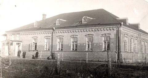 The building of the Mir yeshiva in Mir, 1931–32: the yeshiva R’ Eliezer Zev Perlow learned in before its flight to Japan and Shanghai.
