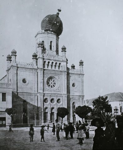The synagogue of Kecskemét, Szabadság tér, just after the earthquake of 8 July 1911 (the dome damaged) — the congregation Dávid Braunfeld served as assistant rabbi until 1913.