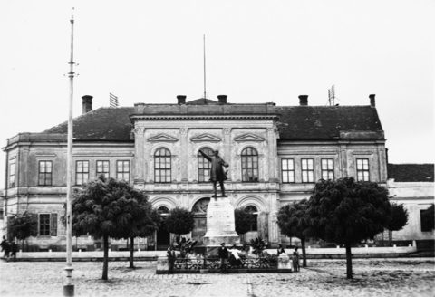 Hajdúnánás, the main square with the Kossuth statue and the town hall, 1936.