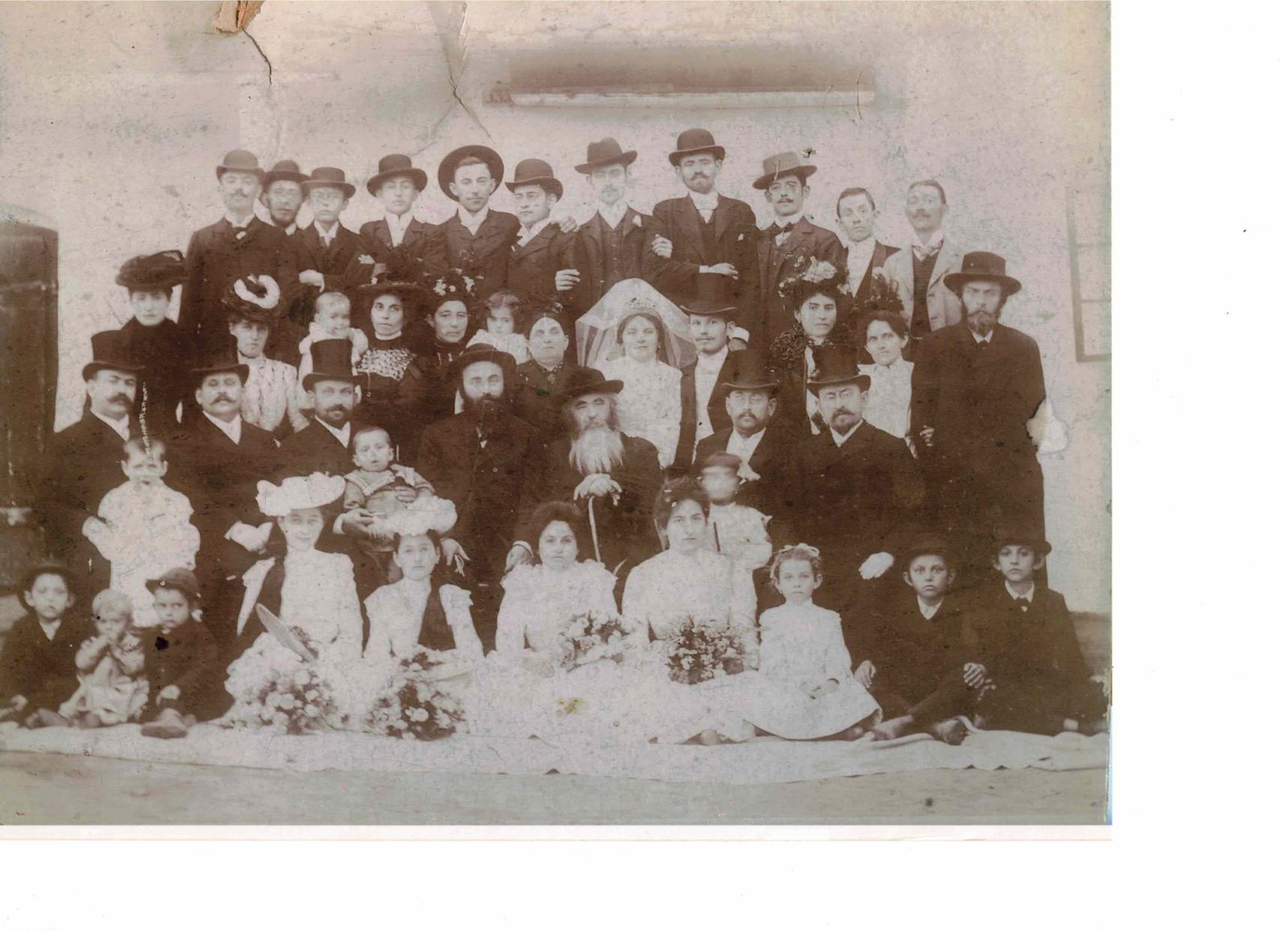1902 Sajószentpéter wedding group, Moshe Glück × Czili Grosz (Juli Grosz's granddaughter), tagged with Farkas Wiesner, Gizella and Rabbi Sámuel Braunfeld