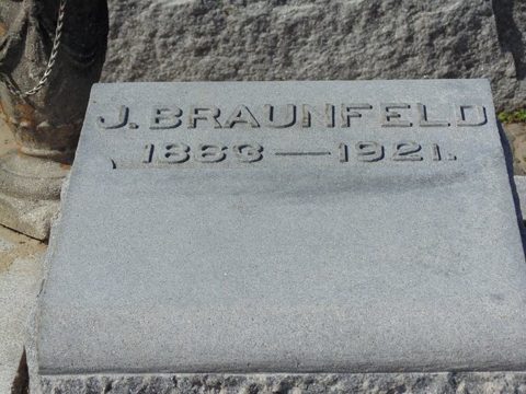 Footstone of Cantor Julius Braunfeld (“J. Braunfeld, 1863–1921”), Hebrew Rest Cemetery, New Orleans. Photo: Find a Grave, memorial 143050648.