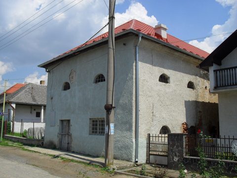 Véke (Vojka, Slovakia), the old manor house (Commons category "Manor in Vojka"), 2010; the village of R’ Zeev Wolf and Moshe Yehuda Leib Edeles