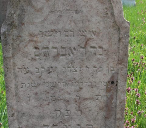Nagykálló: the stone of “the honoured R’ Avraham son of R’ Yitzchak Yaakov”, d. Adar II of a year in the 1840s–70s; no surname — only a possible candidate for R’ Avraham Ornstein o