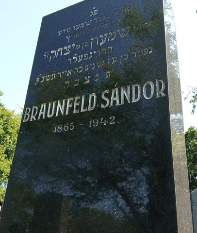 Gravestone of Shimon Sándor Braunfeld, son of Yitzchak (Ignácz), 1865–1942 (d. 26 Iyar 5702), Avas cemetery, Miskolc. Photo: Find a Grave, memorial 243736932.