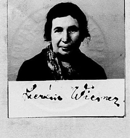 Szerén (Sarah Leah) Wiesner née Szender, photo and signature on EDNY declaration no. 299436, 29 Jul 1940