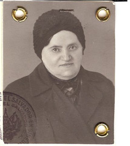 Golda (Gizella) Wiesner née Braunfeld, photo on Salvadoran certificate 16 Sep 1942 ('widow of Wiesner Vilmos')
