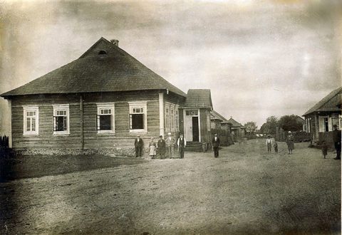 The Jewish prayer house on the Shulhoyf (synagogue courtyard) of Telekhany, 1932.